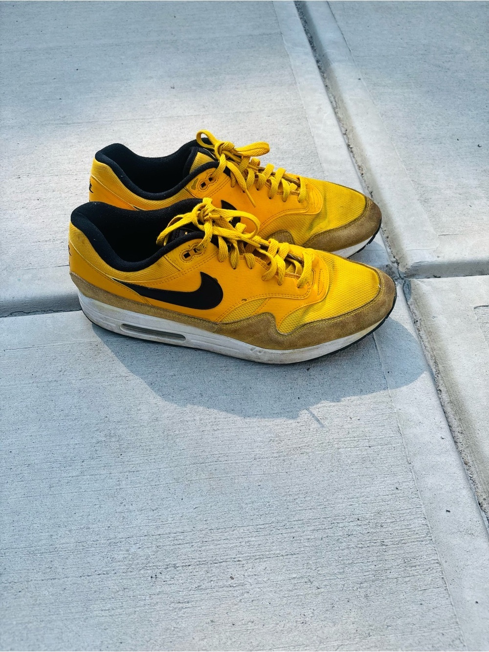 Nike Air Max 1 Men’s Yellow and Black & White Low-Top Sneakers size 13 - Picture 3 of 12
